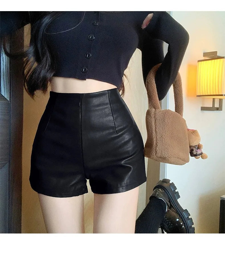 Shorts Feminino de Couro Preto Slim Fit