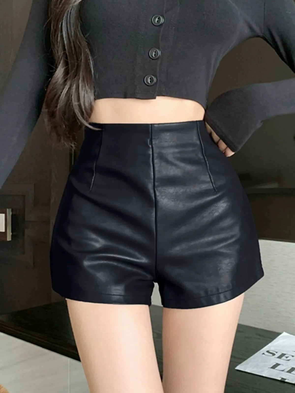 Shorts Feminino de Couro Preto Slim Fit