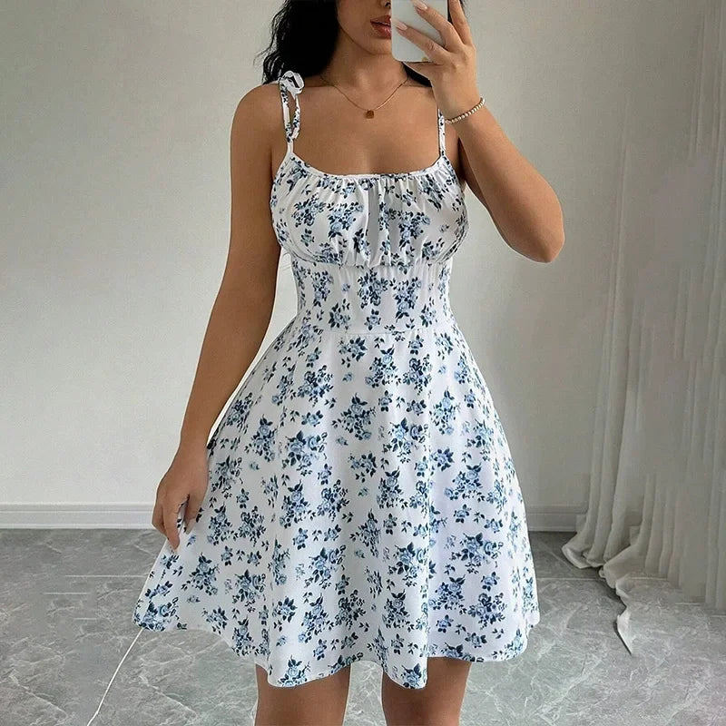 Vestido Curto Floral com Alças Finas