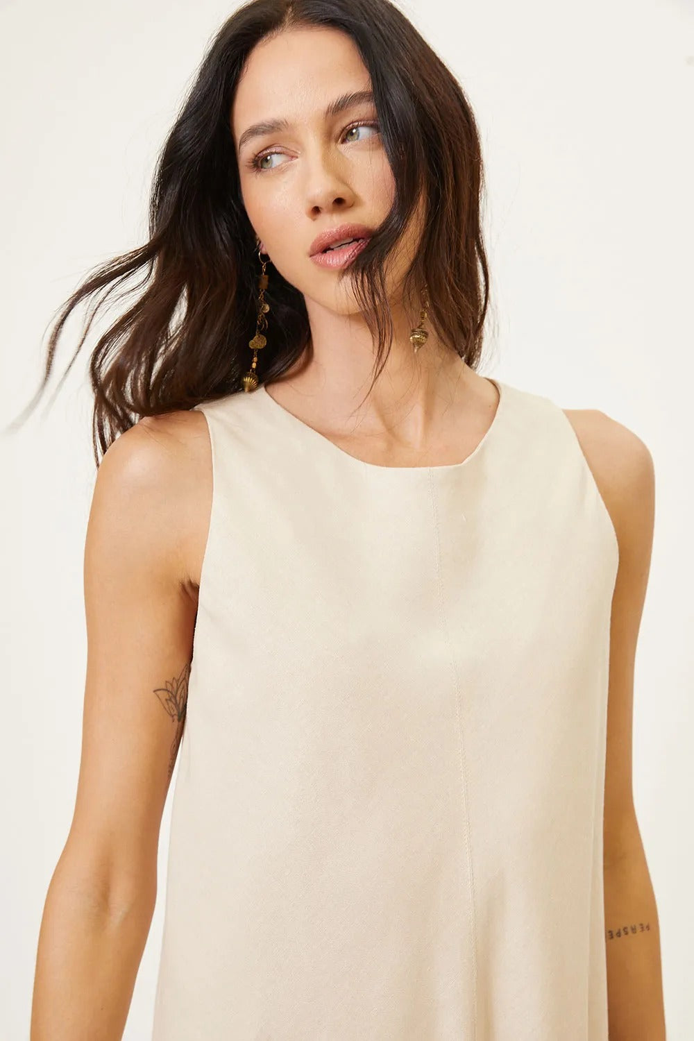 Vestido Curto em Linho com Recortes