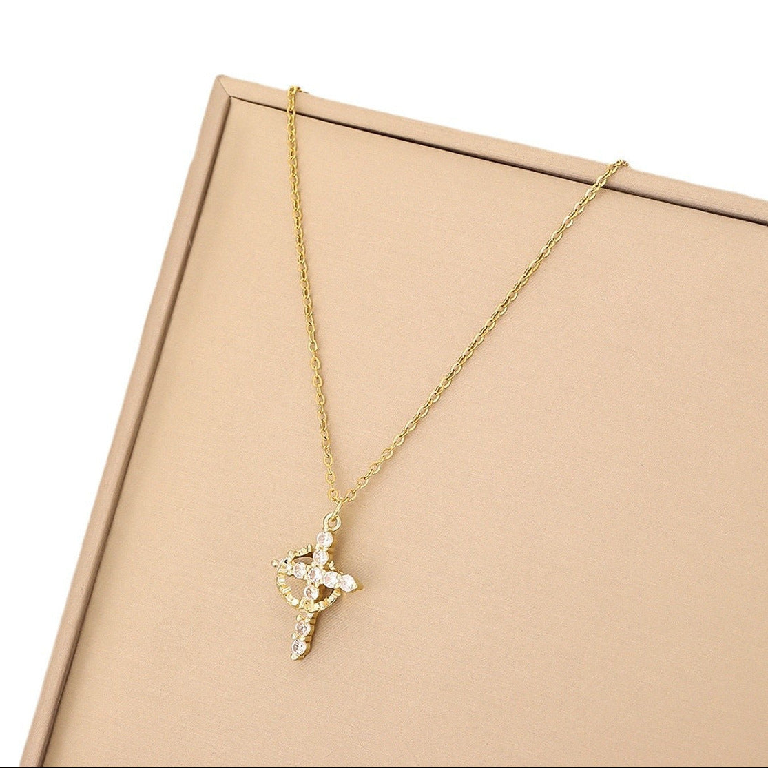 Colar Cruz Dourada com Cristais – Símbolo de Fé e Luz