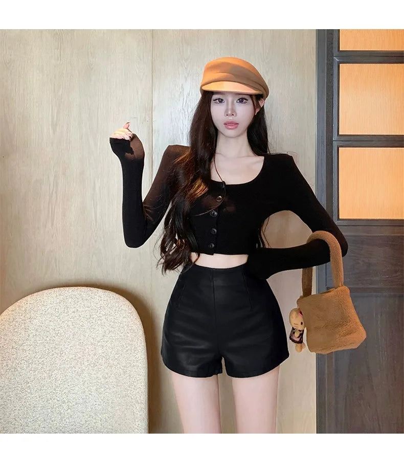 Shorts Feminino de Couro Preto Slim Fit