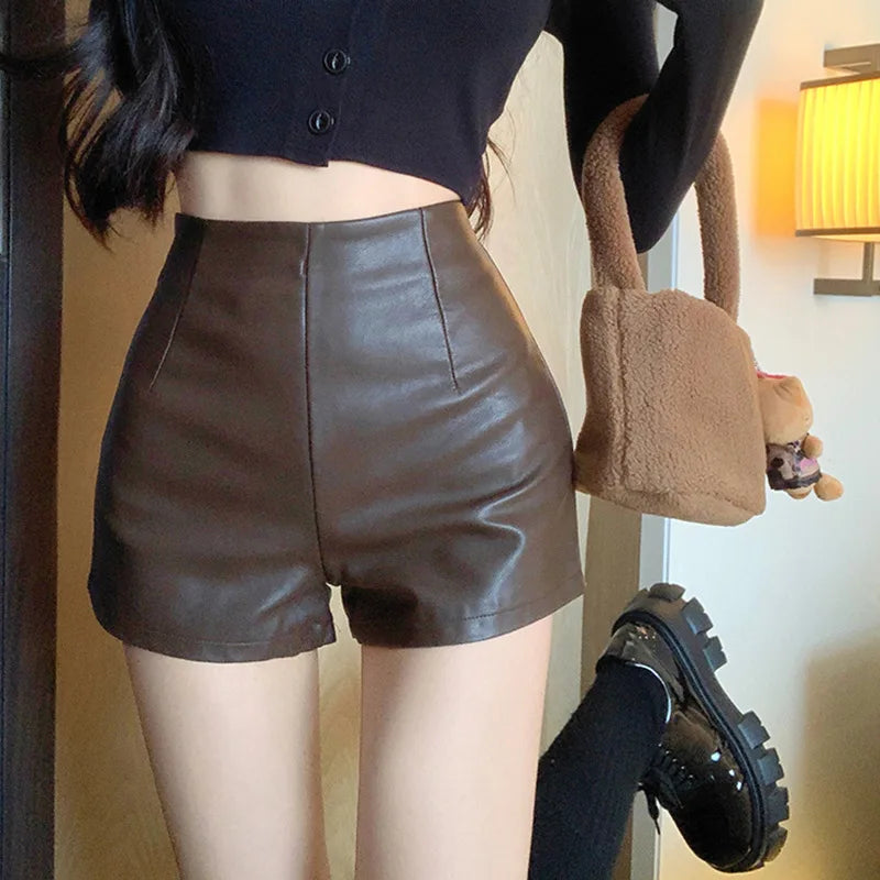 Shorts Feminino de Couro Preto Slim Fit