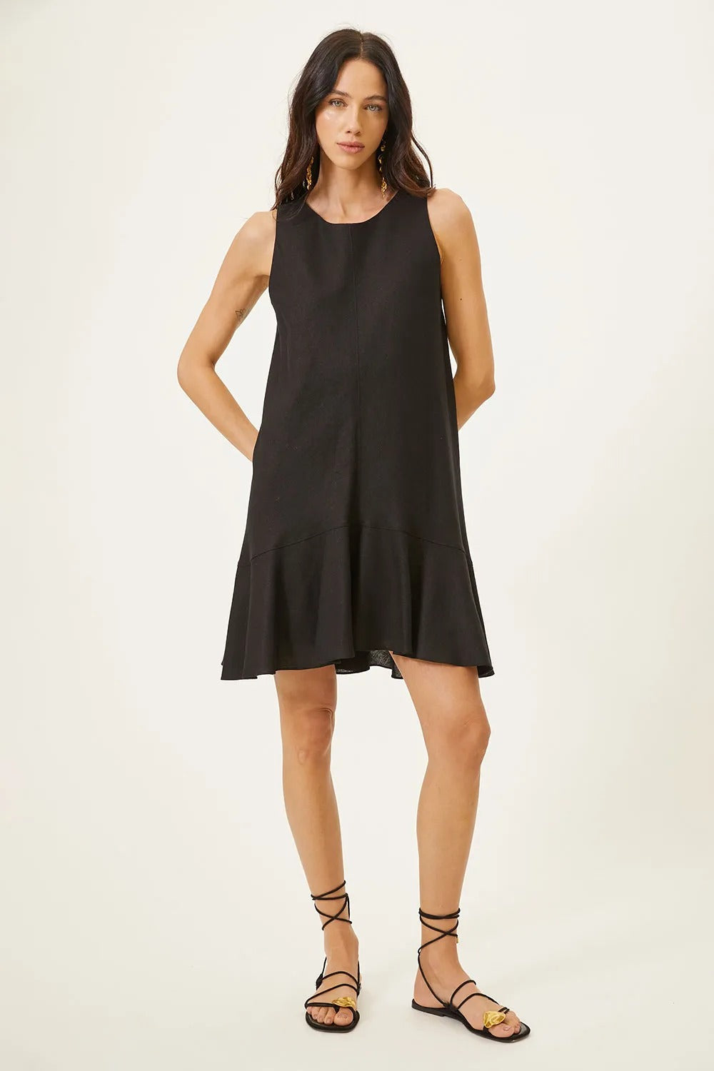 Vestido Curto em Linho com Recortes