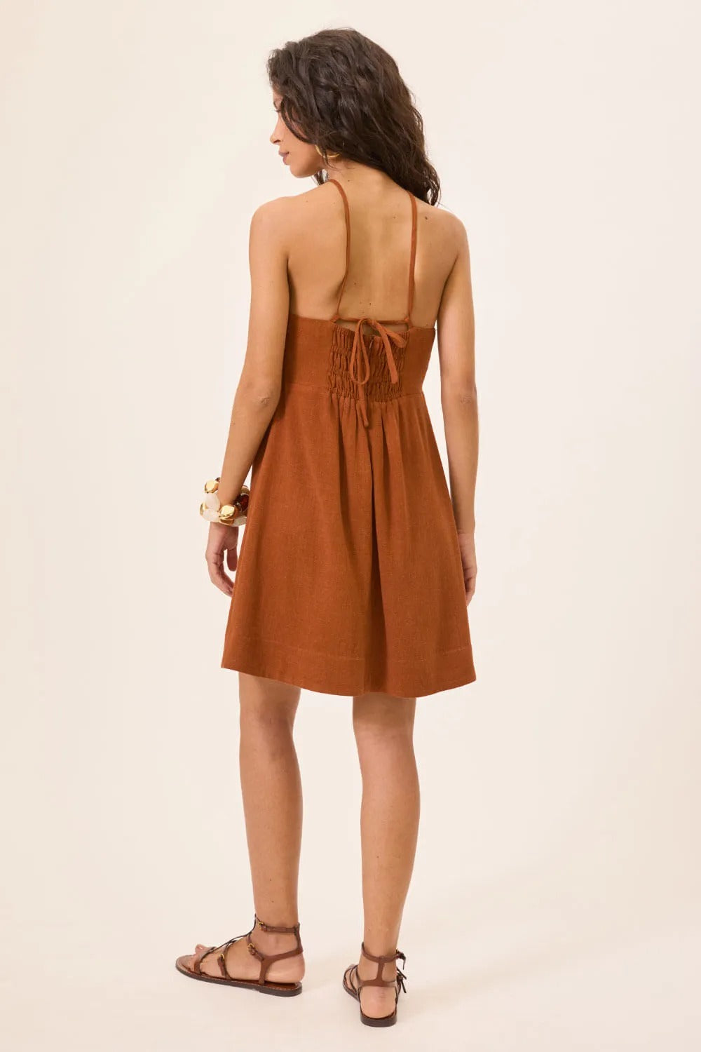 Vestido Curto com Alças Cruzadas e Aviamentos